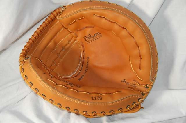 Wilson 1139 Large Knuckle Ball Catchers Mitt Front